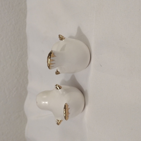 White porcelain salt and pepper shaker birds with gold beak & wing tips set of 2 - Picture 4 of 9